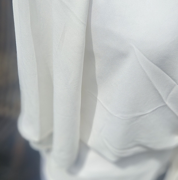 Express Women's Ivory Blouse Tie Front Keyhole Detail Flattering Fit Wmn's Sz M - Picture 2 of 8